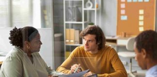 Você sabe receber críticas? Especialista explica como transformar feedback em oportunidade de crescimento profissional