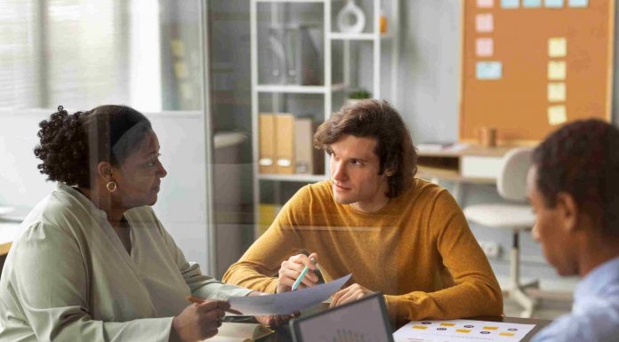 Você sabe receber críticas? Especialista explica como transformar feedback em oportunidade de crescimento profissional
