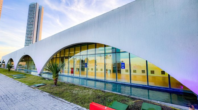 Recife Expo Center ganha iluminação especial em apoio ao Outubro Rosa